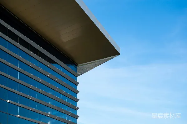 高清摄影 现代的玻璃幕墙建筑与蓝天相对。