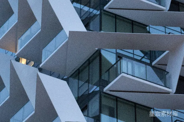 高清摄影 一座高耸的建筑，有许多窗户。