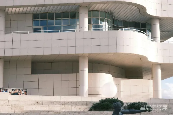 高清摄影 现代白色建筑，带有几何建筑细节。