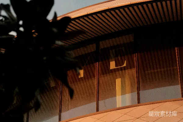 高清摄影 现代建筑的外墙在夕阳的光辉下被照亮。