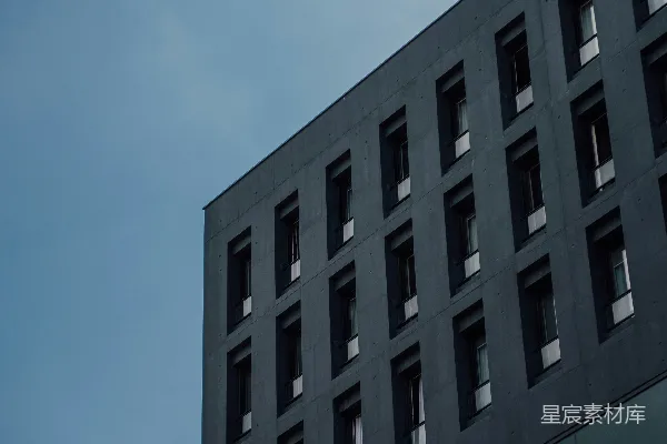 高清摄影 一座高大的建筑物，有许多窗户。