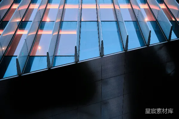 高清摄影 一张有许多窗户的建筑物的特写照片。