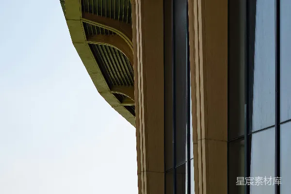 高清摄影 现代化的建筑，拥有大面积的玻璃窗和弯曲的屋顶。