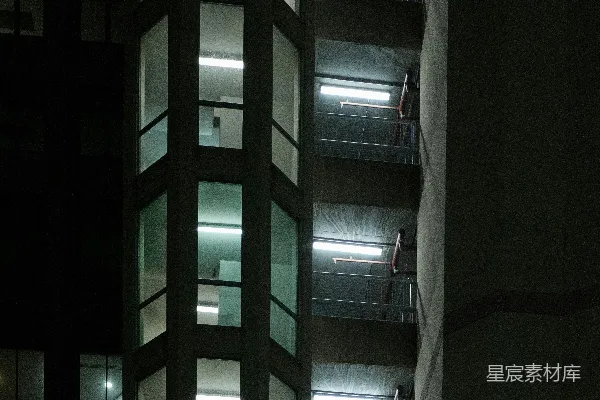 高清摄影 夜晚的照明建筑外墙和室外楼梯。