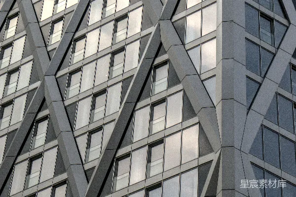 高清摄影 一座非常高大的建筑，旁边有许多窗户。