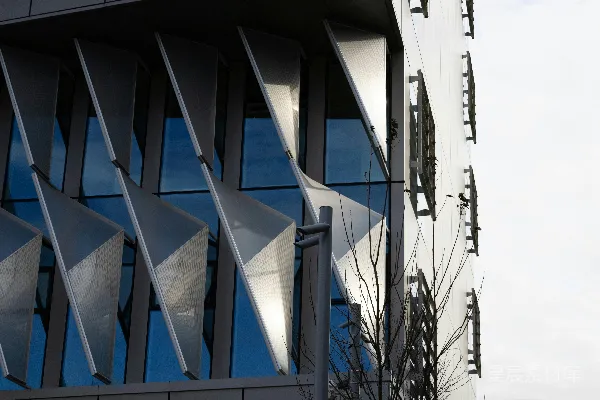 高清摄影 现代建筑的立面设计，带有几何图案和反光效果。