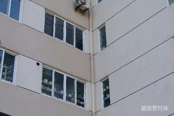 高清摄影 一座米色的建筑物的外观，窗户清晰可见。