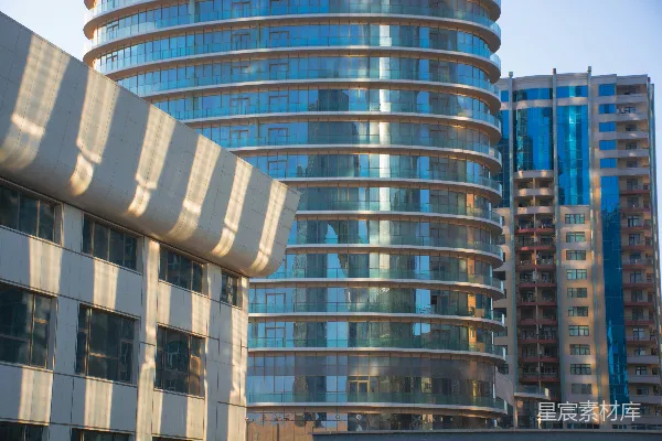 高清摄影 现代玻璃建筑在白天反射阳光。
