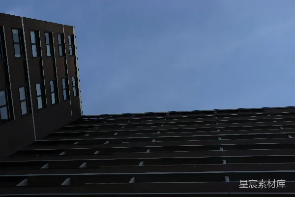 高清摄影 现代化建筑的外墙与清澈的蓝天相映成趣。