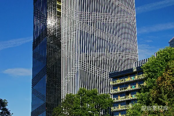 高清摄影 一座非常高大的建筑，上面有一个起重机。