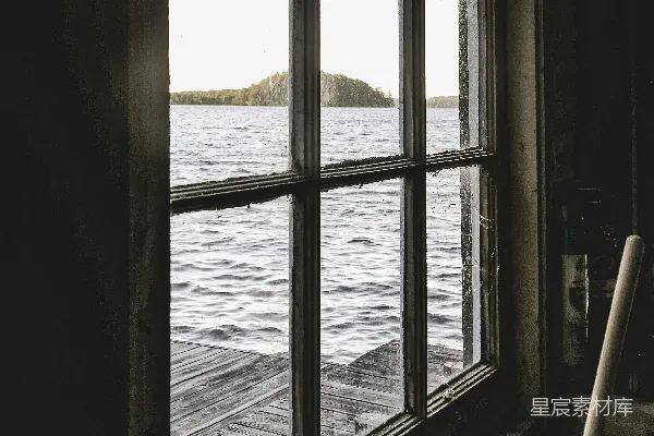 窗前看海的景象