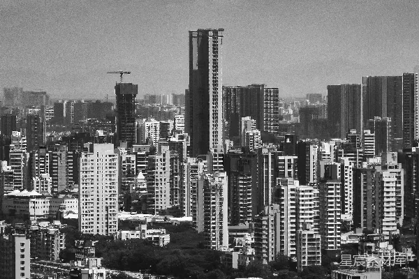 密集的城市景观下，高楼大厦间云层密布的天空。