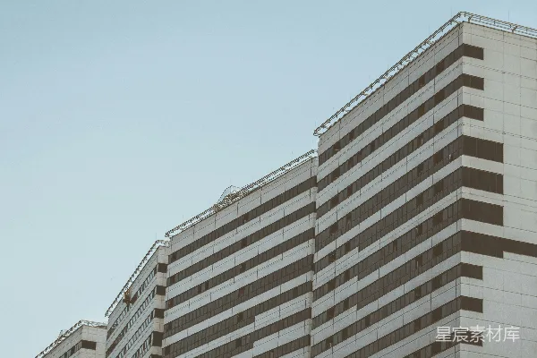 高清摄影 现代住宅楼在晴朗的蓝天背景下。