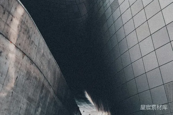 高清摄影 现代建筑入口，一个人正沿着楼梯上行。
