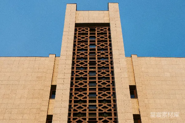 高清摄影 现代建筑的外立面，带有几何窗格图案。