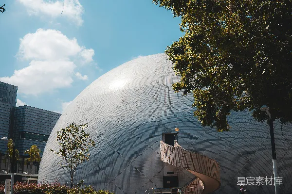 高清摄影 现代化的建筑，带有螺旋楼梯和树木。