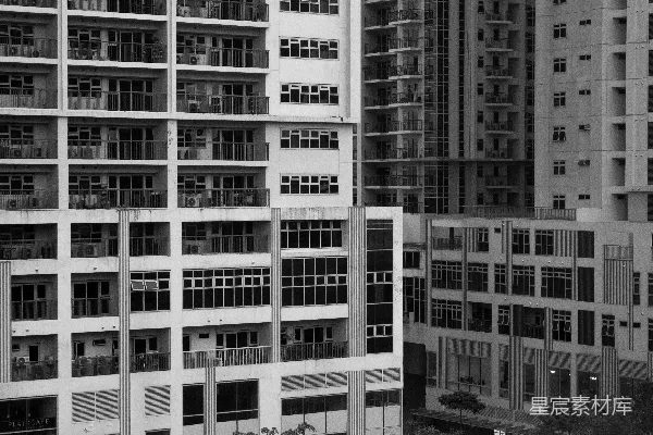 高清摄影 黑白的城市街景，有多栋公寓楼。