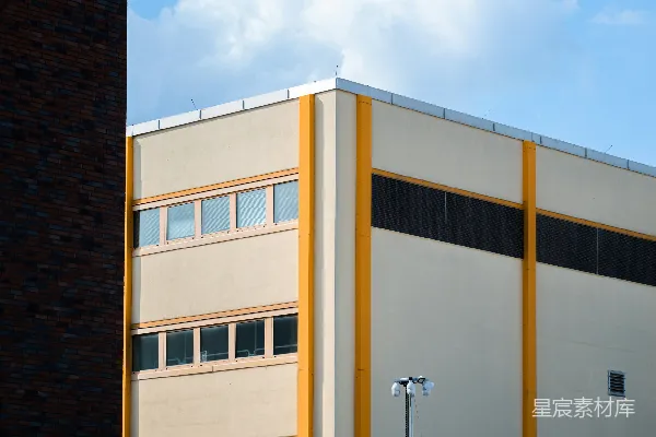 高清摄影 在蓝天背景下，建有一座带有黄色和黑色条纹的建筑。