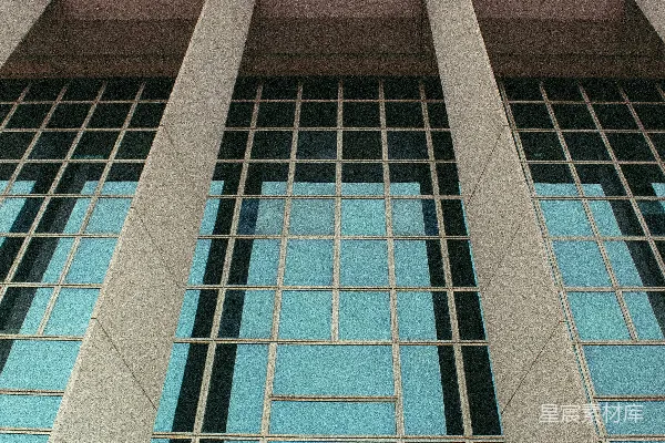 高清摄影 一个钟表在建筑物的一侧。