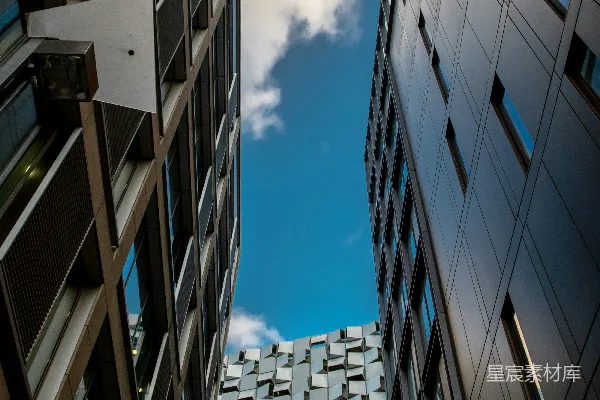 高清摄影 白天在白云下对三座建筑物进行浅景深摄影