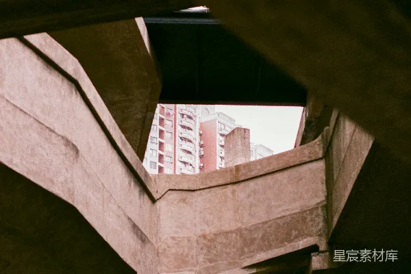 高清摄影 复杂的混凝土建筑结构，背景中有建筑物。
