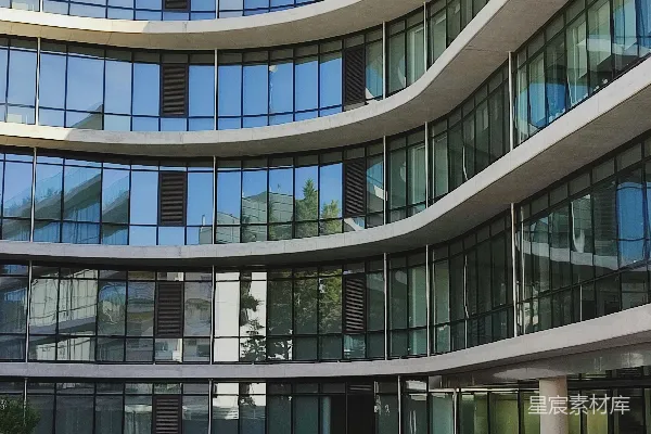 高清摄影 现代建筑，带有弯曲外墙和玻璃窗。