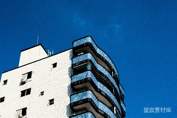 高清摄影 蓝天背景下现代的白色建筑，带有蓝色阳台。