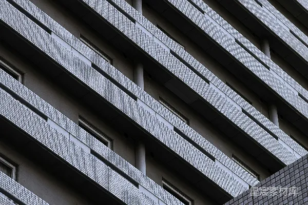 高清摄影 现代建筑立面，带有重复的窗户和阳台。