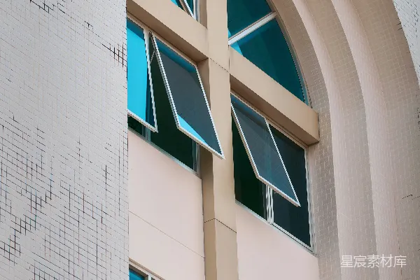高清摄影 现代建筑，带有蓝色玻璃窗。