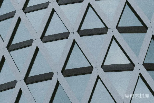 高清摄影 建筑物上三角形窗的几何图案