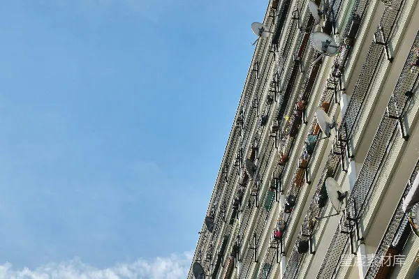 高清摄影 高层建筑在蓝天背景下，安装了多个卫星天线。