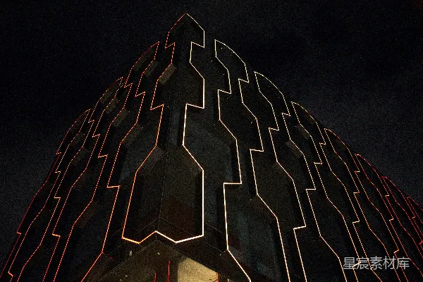 高清摄影 现代建筑的立面在夜晚呈现出几何图案。