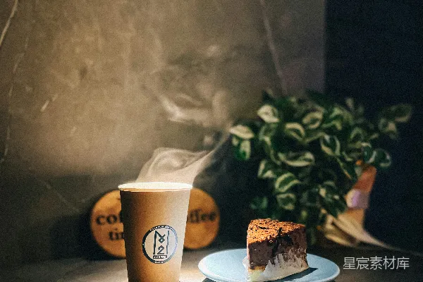 plates 上有一块蛋糕，旁边是一杯咖啡。