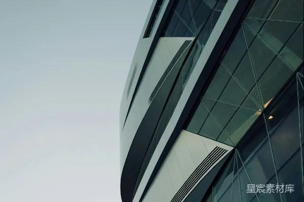 高清摄影 现代曲线形建筑，玻璃幕墙，背景是晴朗的天空。