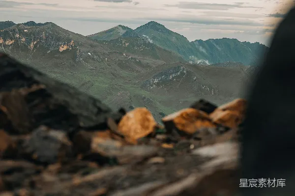 岩石突出物上俯瞰的山峦景色