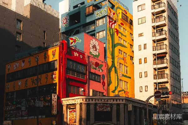 高清摄影 五颜六色的建筑和摩天大楼排列在繁忙的城市街道上。