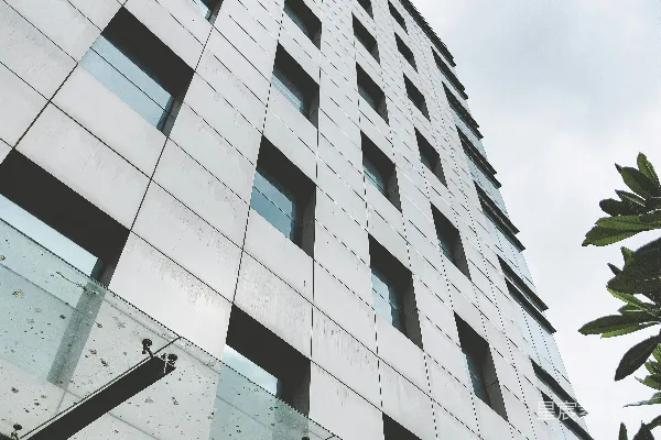 高清摄影 一座非常高的建筑物，有许多窗户。