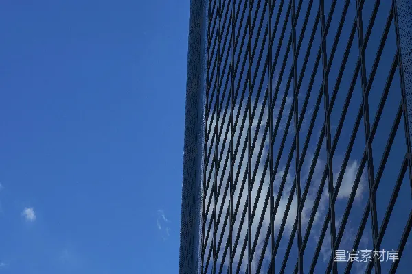 高清摄影 现代摩天大楼在蓝天背景下倒映着云朵
