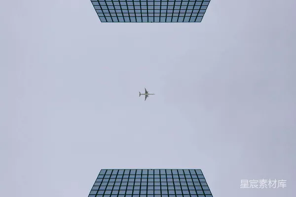 高清摄影 低角度拍摄的带有窗帘玻璃墙的建筑