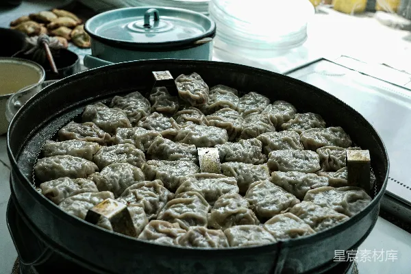 一锅食物放在炉子上