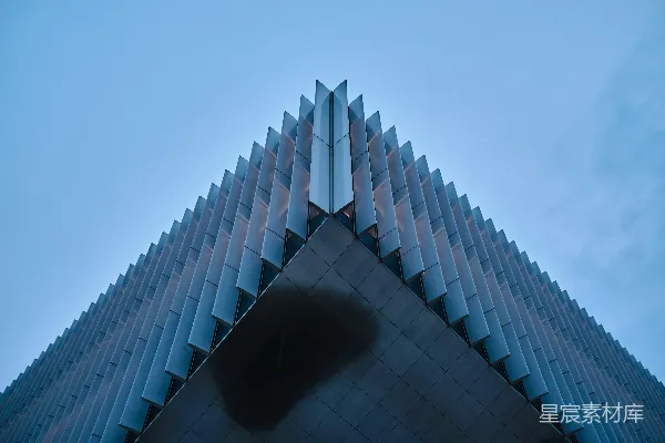 高清摄影 一座非常高大的建筑物，背景是天空。