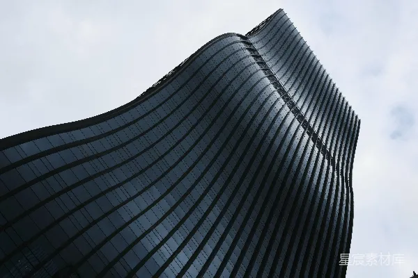 高清摄影 现代弧形建筑在阴云密布的天空中