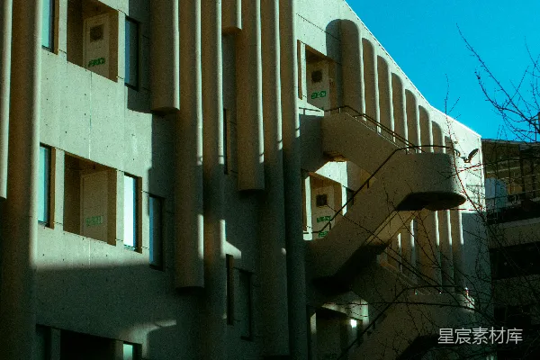 高清摄影 现代化的建筑，有外部楼梯，蓝天背景