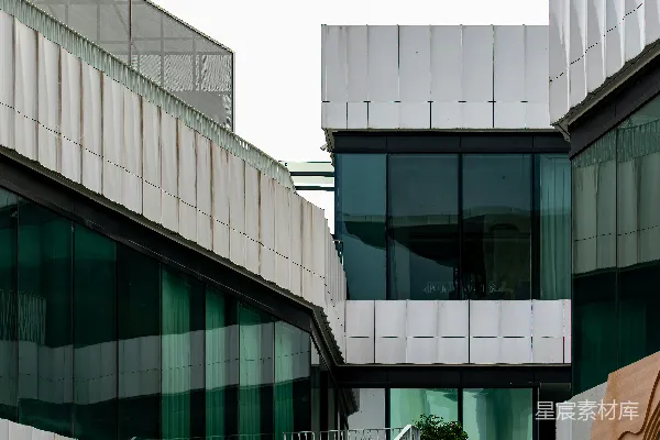 高清摄影 现代建筑设计，带有玻璃窗和金属立面。