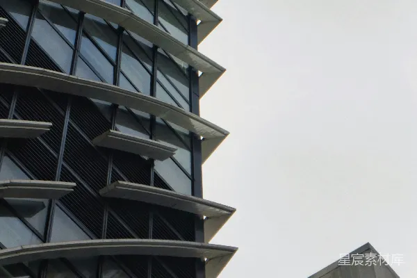 高清摄影 一座非常高大的建筑物，上面有一个钟。