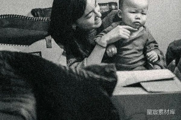 一位女性抱着婴儿的照片，黑白色调。