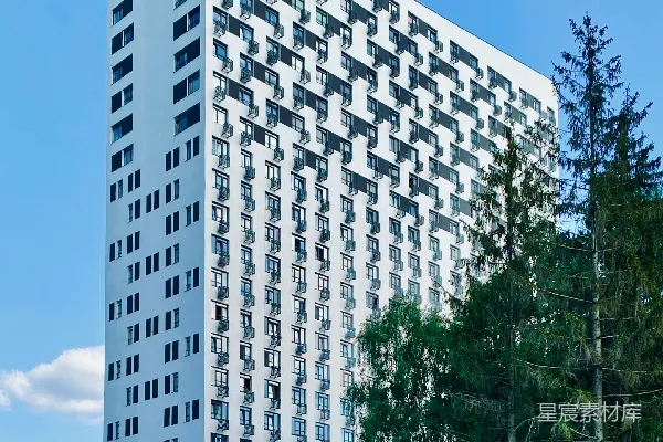 高清摄影 一座高大的白色建筑坐落在路边。