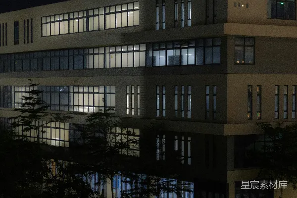 高清摄影 现代办公楼在夜晚灯火通明