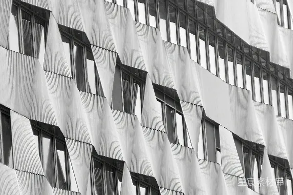 高清摄影 一座高大、有许多窗户的建筑旁边有一个钟表。