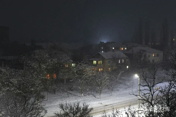 夜晚雪中的小镇